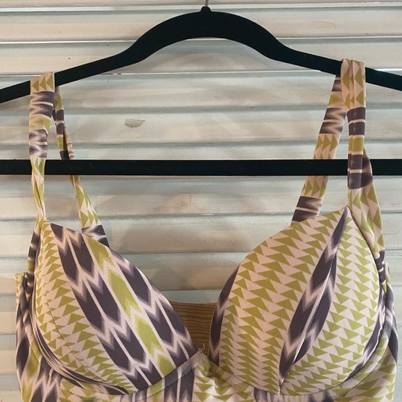 Acacia Belize Top (S) in Arrow and Pikake Bottom (S) in Lilikoi - Picture 4 of 8